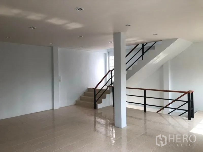 Factory for rent in Pak Kret, Nonthaburi - Second-floor open area with stairwell and railing, ideal for office or showroom use.