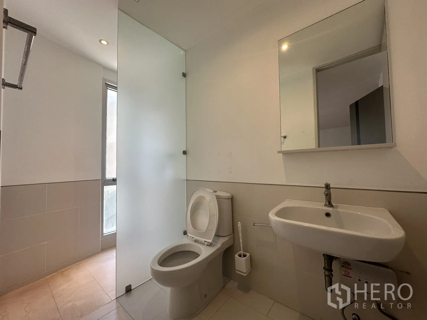 โฮมออฟฟิศ for rent in Phra Khanong, Bangkok - ห้องน้ำมีโถสุขภัณฑ์ อ่างล้างมือ และฉากกระจกฝ้ากั้นอาบน้ำ.