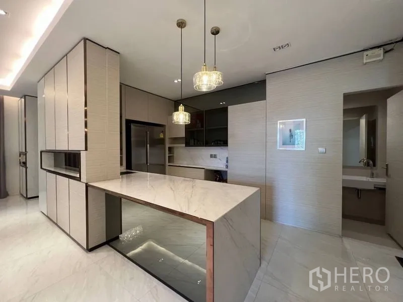 Detached House for rent or sale in Bang Phli, Samut Prakan - Island pantry with marble countertop, pendant lights and ample storage cabinets.