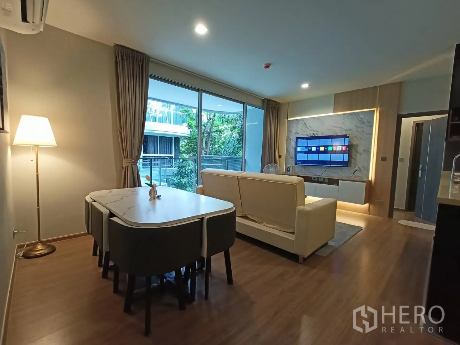 คอนโด for rent in Watthana, Bangkok - โซนรับแขกและรับประทานอาหาร ผนังทีวีลายหินอ่อนและประตูกระจกสู่ระเบียง