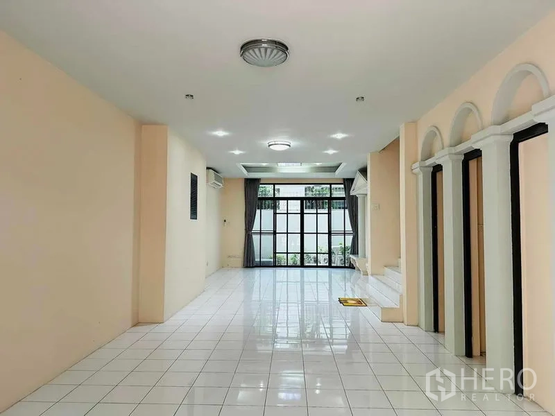 สำนักงานที่บ้าน ให้เช่า - โถงโอเพนแปลนยาว รายละเอียดโค้ง พื้นกระเบื้อง และประตูกระจกเตี้ยสูง