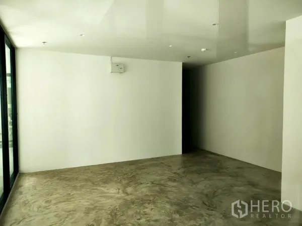 零售空间 出租在Khlong Toei, Bangkok - 室内空铺，白色墙面与抛光水泥地面，待装修。