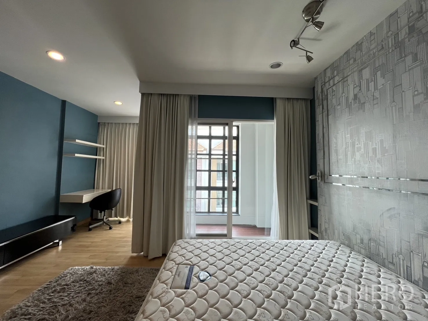 联排别墅 出租在Wang Thonglang, Bangkok - 卧室望向封闭阳台的推拉门景。