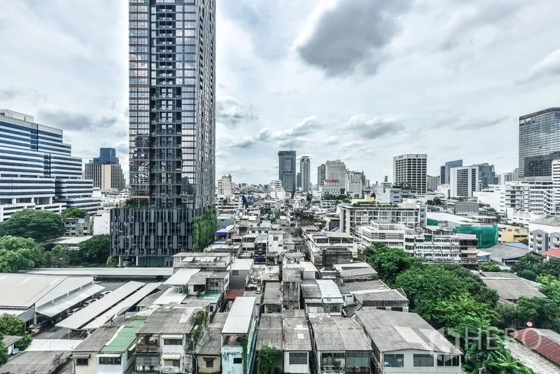 公寓 出租在Bang Rak, Bangkok - 高层视角俯瞰色龙与沙吞一带的城市天际线。