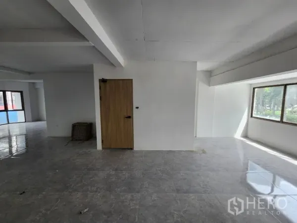 Retail Space for rent in Pathum Wan, Bangkok - Spacious open-plan retail floor with tiled flooring, white walls and large windows.