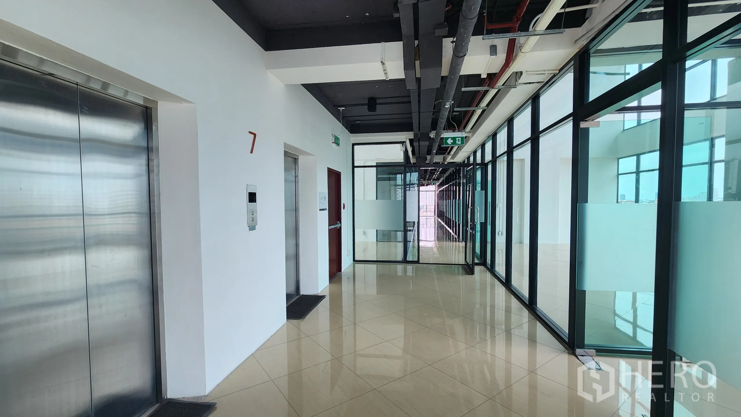 办公空间 出租在Yan Nawa, Bangkok - 七层电梯走廊，带通往各办公室的玻璃门。