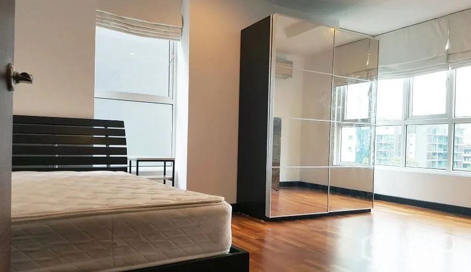 公寓 出租在Watthana, Bangkok - 转角卧室，超大镜面衣柜与环绕窗户，采光充足。