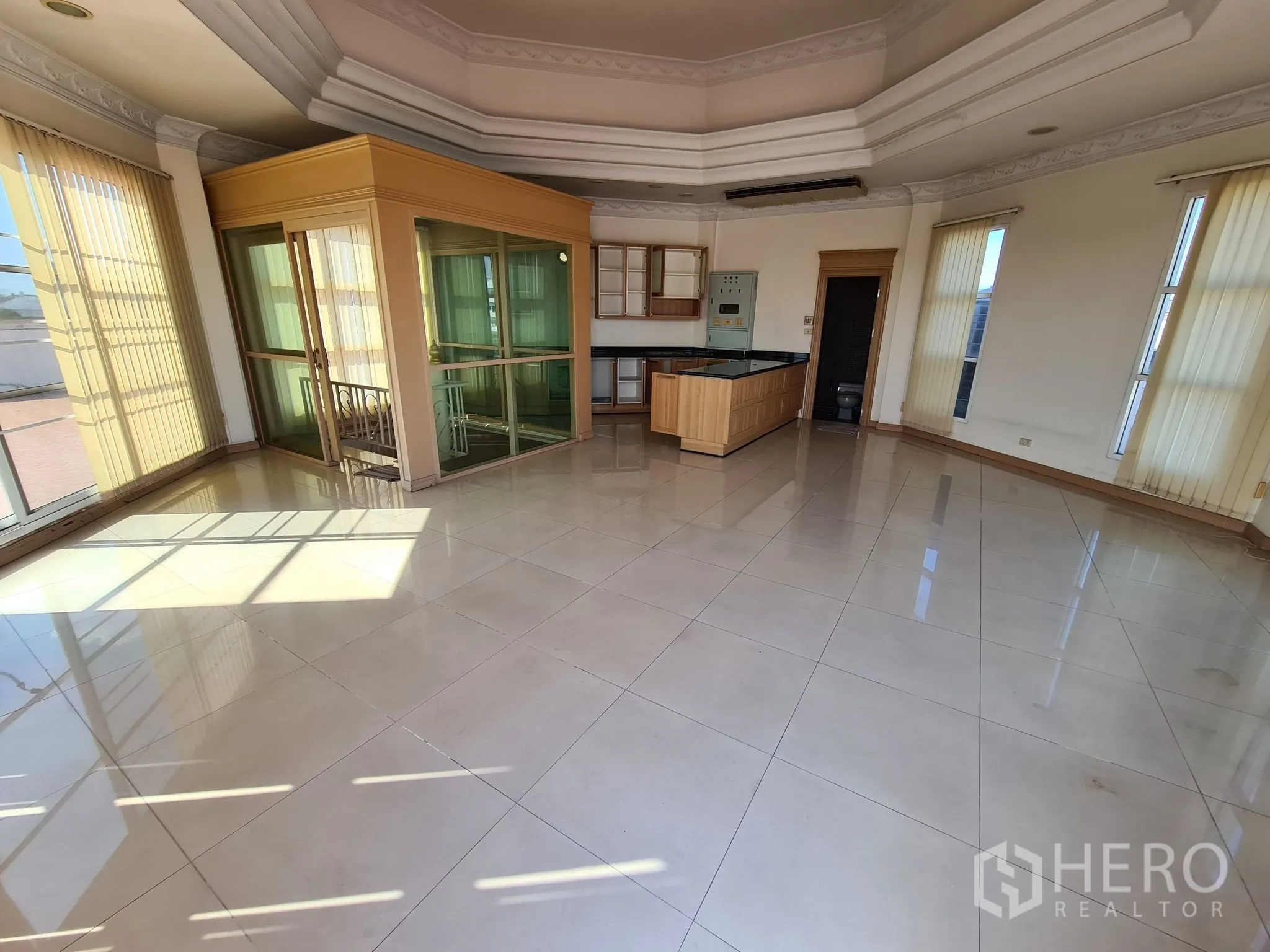 Detached House for sale in Chatuchak, Bangkok - Penthouse-level room with wraparound windows, kitchenette and rooftop access.