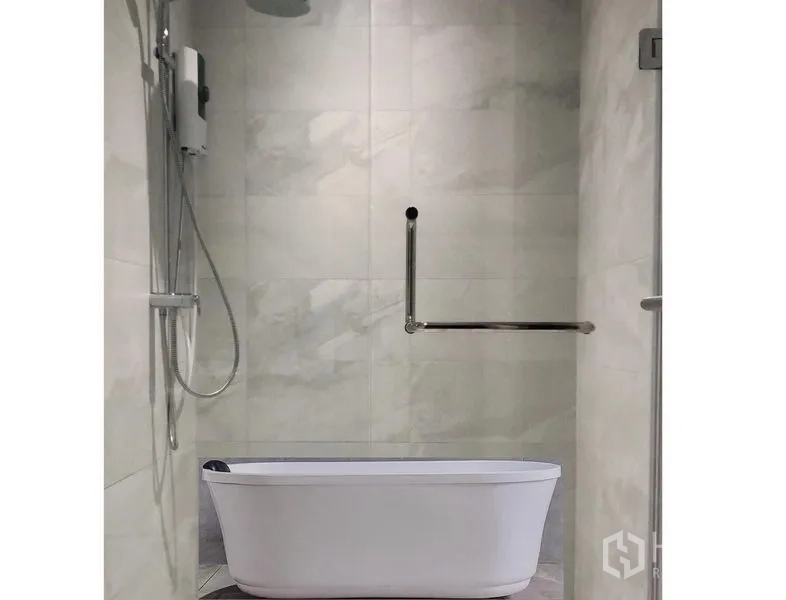 คอนโด ให้เช่าในWatthana, Bangkok - ห้องน้ำพร้อมอ่างอาบน้ำเดี่ยวและพื้นที่อาบน้ำแบบฝักบัว ผนังกระเบื้องหินอ่อน