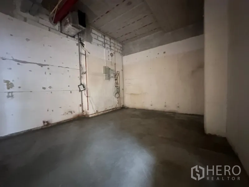 零售空间 出租在Khlong Toei, Bangkok - 后侧角落可见配电箱与风管，砌体墙体。