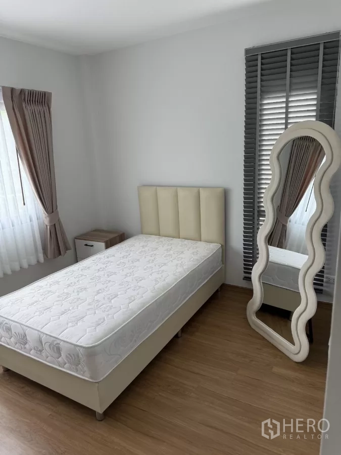Townhouse for rent or sale in Bang Phli, Samut Prakan - Secondary bedroom with single bed, side table and full-length mirror.
