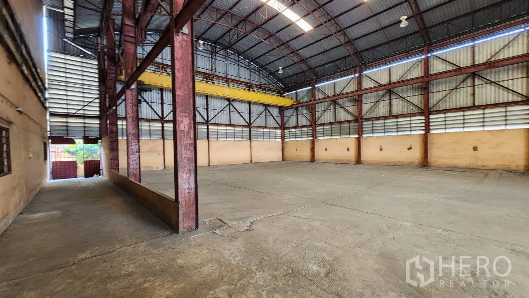 Warehouse for rent in Nonthaburi - Interior corner with raised loading platform and large shutter doors.