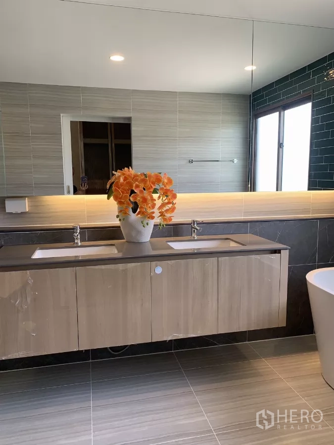 Detached House for rent in Bang Kapi, Bangkok - Master bathroom with double sinks, long backlit mirror and freestanding tub.
