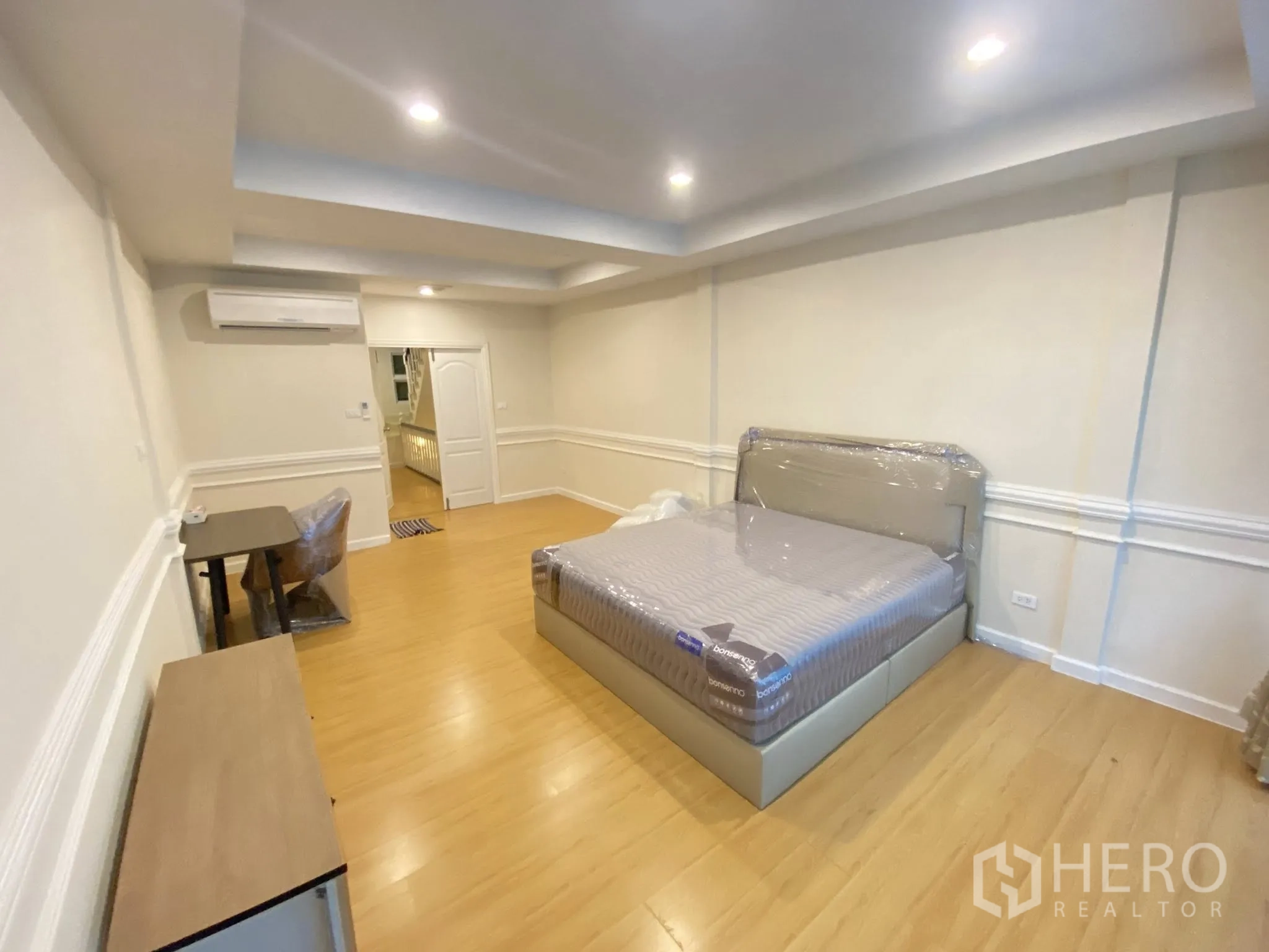 家庭办公室 for rent in Pathum Wan, Bangkok - 大卧室，嵌灯、空调与书写工作区。
