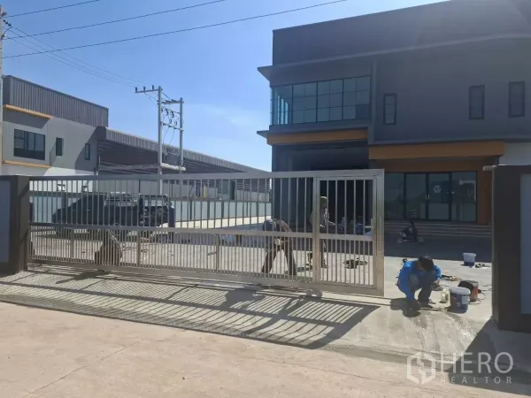 Factory for rent in Mueang Samut Sakhon, Samut Sakhon - Modern factory with two-storey office facade and wide sliding gate in Mueang Samut Sakhon.