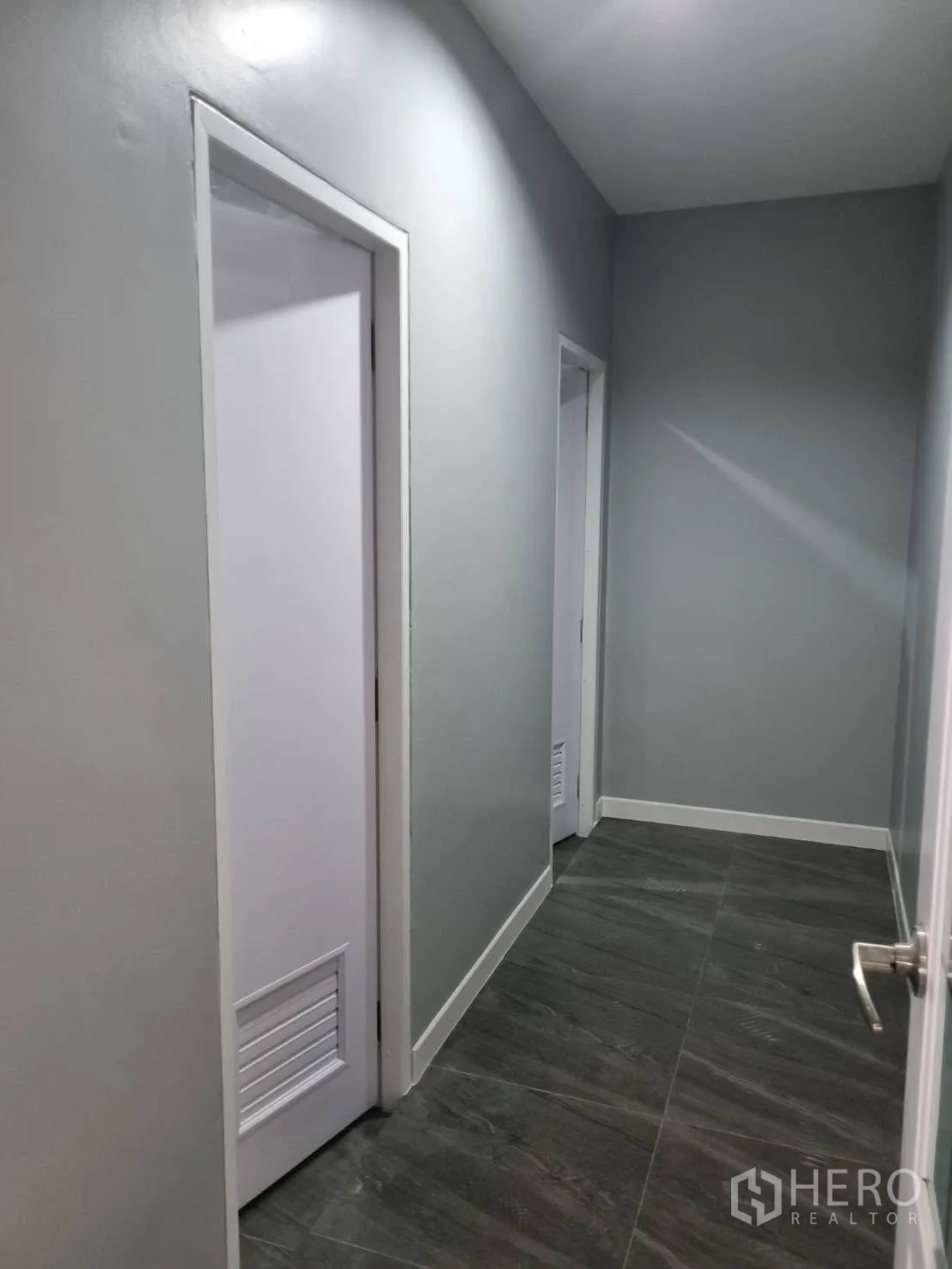 仓库 for rent in Thepharak, Nakhon Ratchasima - 走廊连接办公区与仓库，门敞开可见内部。