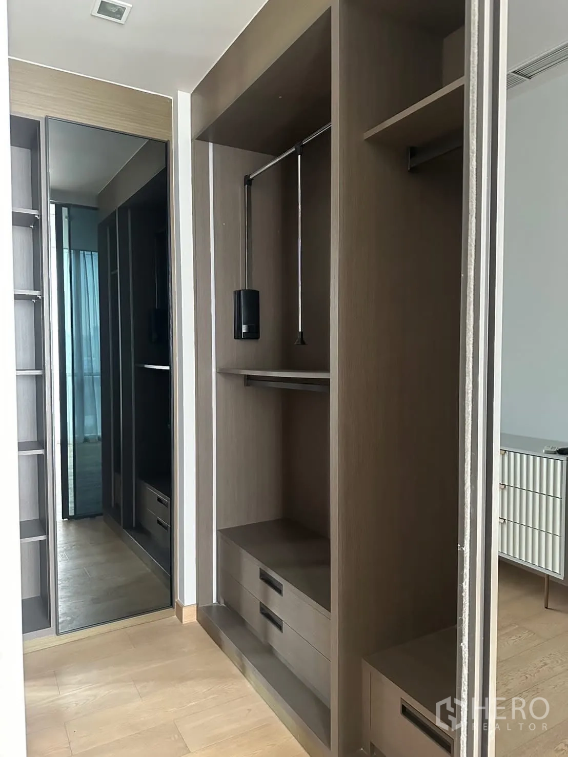คอนโด for rent or sale in Watthana, Bangkok - ห้องแต่งตัวแบบวอล์กอินพร้อมตู้บิวท์อินและกระจกเต็มตัว.