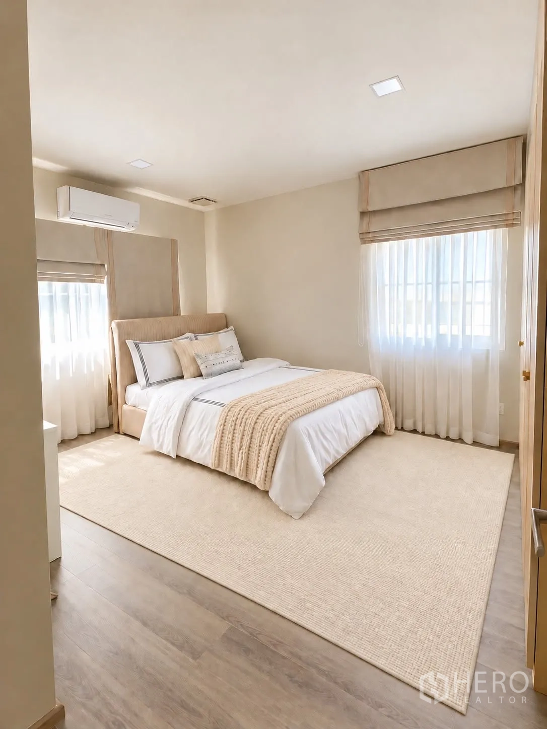 独栋房屋 for rent in Bang Phli, Samut Prakan - 宽敞卧室，铺地毯与窗帘，木质地板。