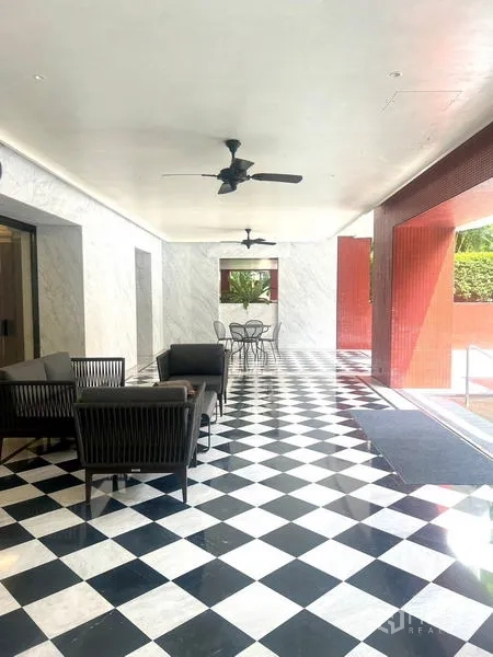 公寓 出售在Pathum Wan, Bangkok - 住户有顶休闲区，吊扇与黑白棋盘地面，面向绿意
