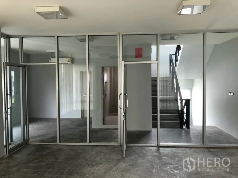 带办公室的家 出租在Wang Thonglang, Bangkok - 全高玻璃隔墙分出会议室，旁为楼梯间。