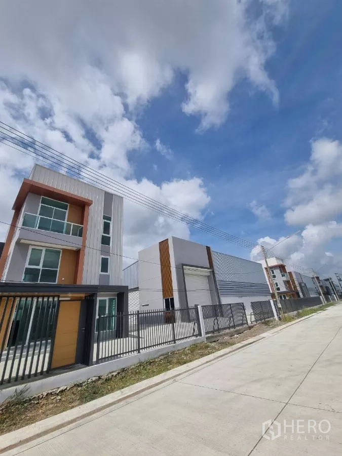 货栈 出售在Lam Luk Ka, Pathum Thani - 宽阔道路两侧的新建办公＋仓库一排分布。