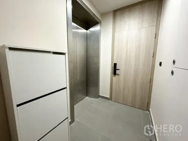 公寓 出租在Pathum Wan, Bangkok - 私密电梯前厅，不锈钢电梯与带电子锁的入户门。