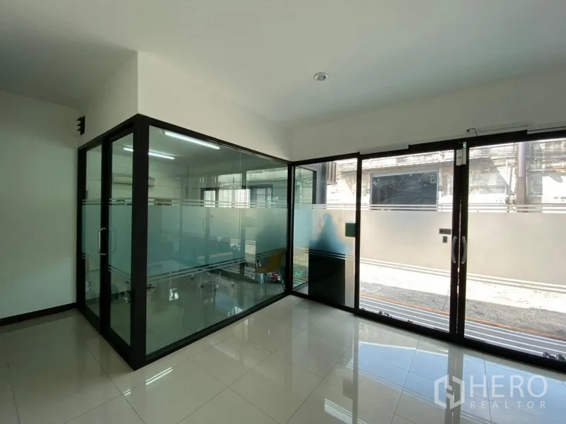 Factory for rent in Phra Pradaeng, Samut Prakan - Modern meeting room enclosed by glass partitions next to the reception with ample daylight.