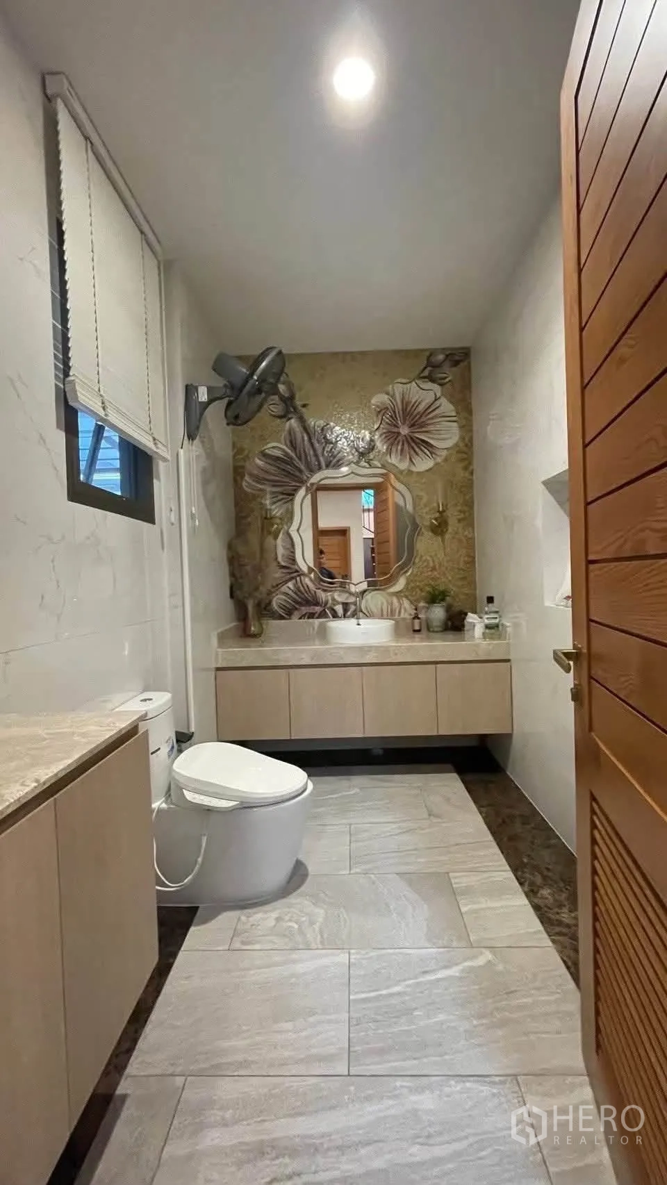 Detached House for rent in Prawet, Bangkok - Stylish powder room with floral feature wall, vanity and toilet.