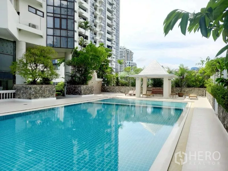 คอนโด ให้เช่าในWatthana, Bangkok - สระว่ายน้ำอีกโซนหนึ่งพร้อมศาลา สวน และเตียงอาบแดด