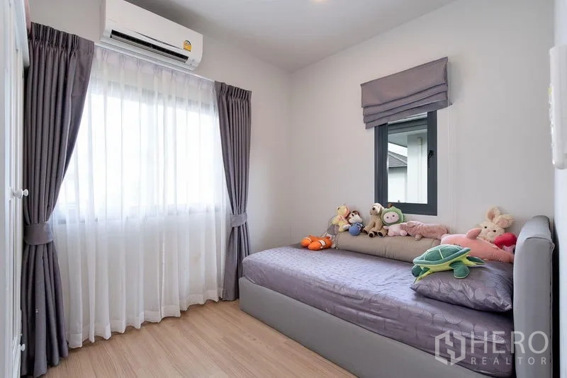 บ้าน ให้เช่าในBang Phli, Samut Prakan - ห้องนอนรองเตียงเดี่ยว มีเครื่องปรับอากาศและหน้าต่างสองด้านพร้อมผ้าม่าน