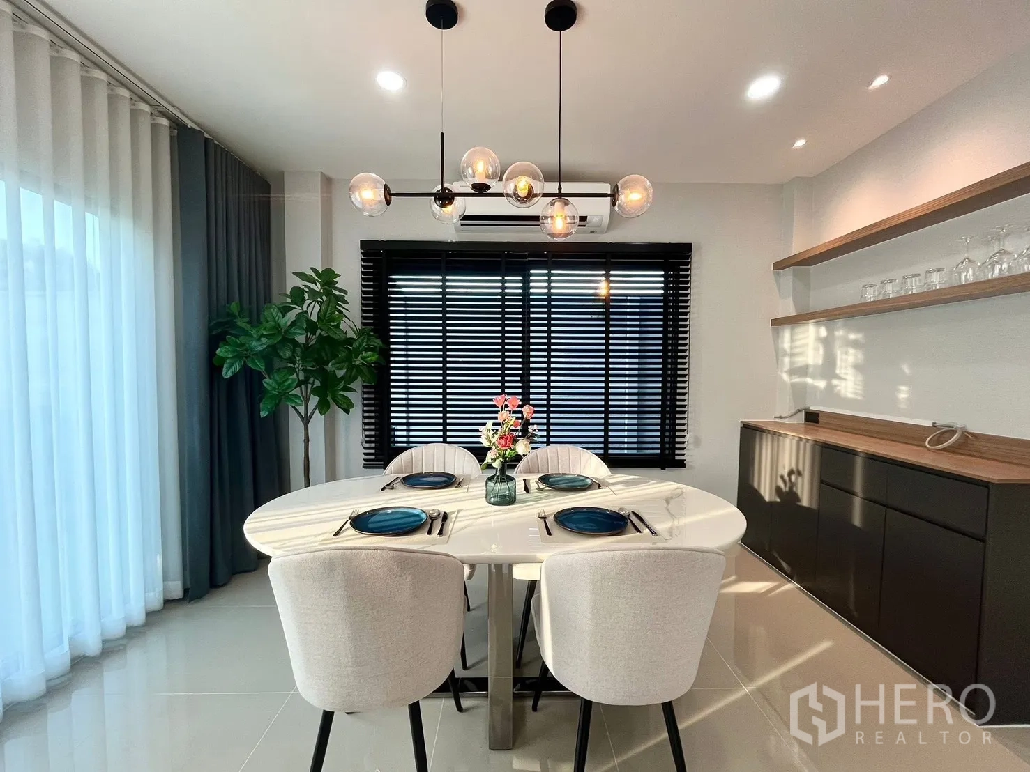บ้าน for rent in Bang Phli, Samut Prakan - พื้นที่รับประทานอาหารสว่างด้วยโต๊ะวงรี โคมไฟห้อย และบานเกล็ดในบ้านเดี่ยวให้เช่า บางพลี