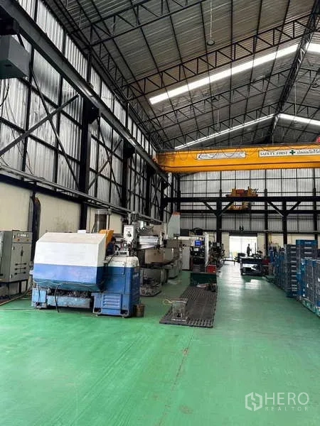 โรงงาน ขายในSi Racha, Chon Buri - โถงโรงงานโครงสร้างเหล็ก มีเครนโอเวอร์เฮดและอุปกรณ์อุตสาหกรรม