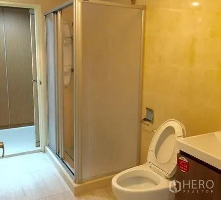 公寓 出租在Watthana, Bangkok - 中性色调浴室，带独立淋浴间、盥洗台和坐便器。
