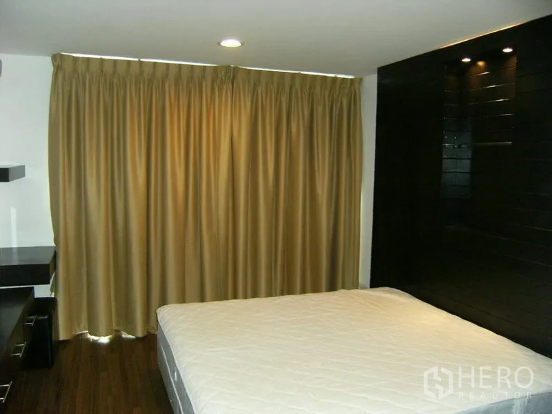 公寓 出租在Watthana, Bangkok - 次卧配遮光窗帘与带射灯的特色墙面。