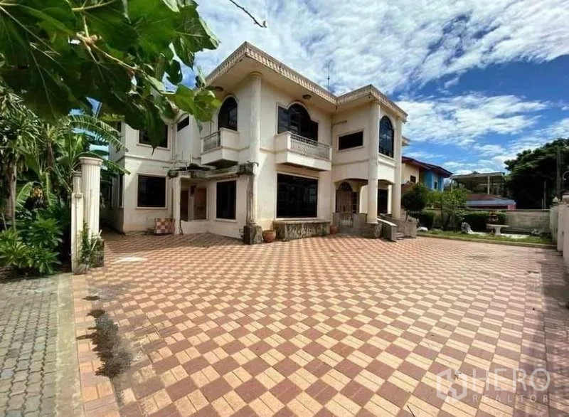 บ้าน ขายในPrawet, Bangkok - บ้านเดี่ยวสองชั้นด้านหน้า พร้อมลานปูกระเบื้องลายตารางกว้าง