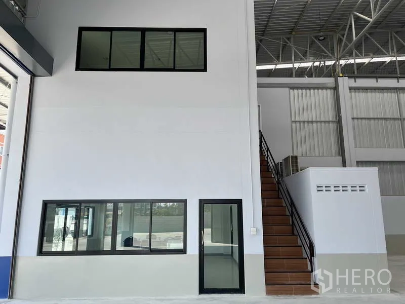 货栈 出租在Khlong Luang, Pathum Thani - 仓库内玻璃办公室与楼梯，高挑空设计