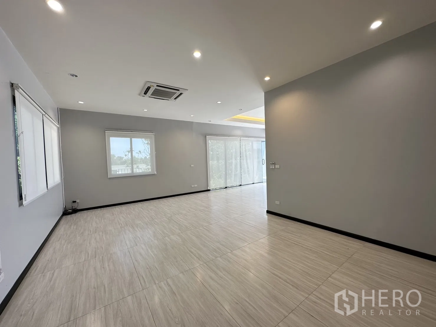 工厂 出售在Lam Luk Ka, Pathum Thani - 一层办公室/展厅，大规格地砖与窗户。