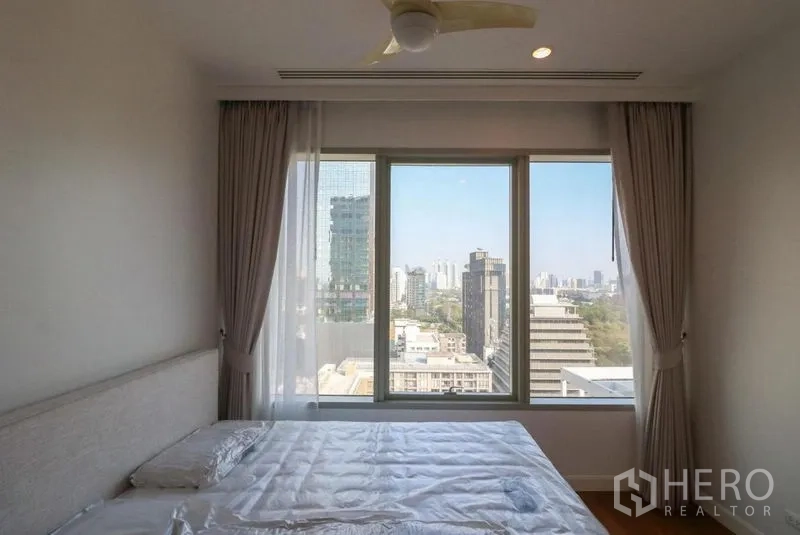 คอนโด ให้เช่าในPathum Wan, Bangkok - ห้องนอนหน้าต่างบานกว้าง ผ้าม่าน พร้อมวิวตัวเมือง
