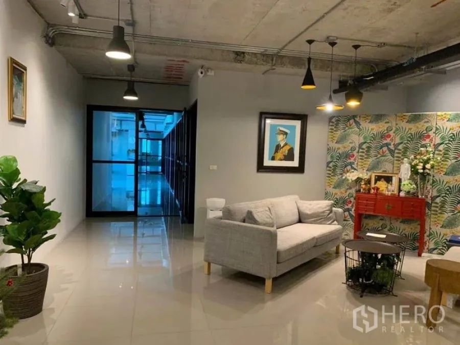 办公空间 出租在Phaya Thai, Bangkok - 接待休息区，沙发座、吊灯与装饰背景墙。