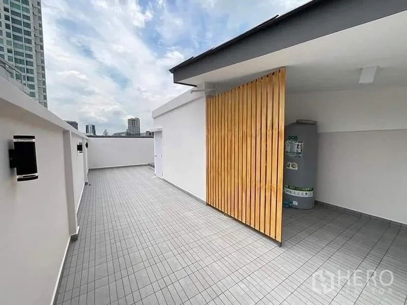 ทาวน์เฮาส์ ขายในWatthana, Bangkok - ดาดฟ้าปูกระเบื้องพร้อมพื้นที่ยูทิลิตี้กั้นด้วยซี่ไม้และวิวเมือง