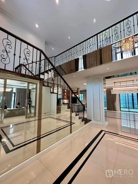独立式住宅 出售 - 铁艺扶手楼梯，俯瞰亮面瓷砖大厅。
