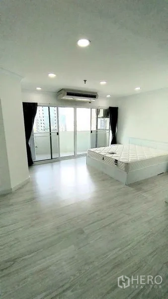 คอนโด ให้เช่าในWatthana, Bangkok - ห้องนอนกว้างพร้อมทางออกสู่ระเบียง วิวเมือง และแอร์แบบฝัง