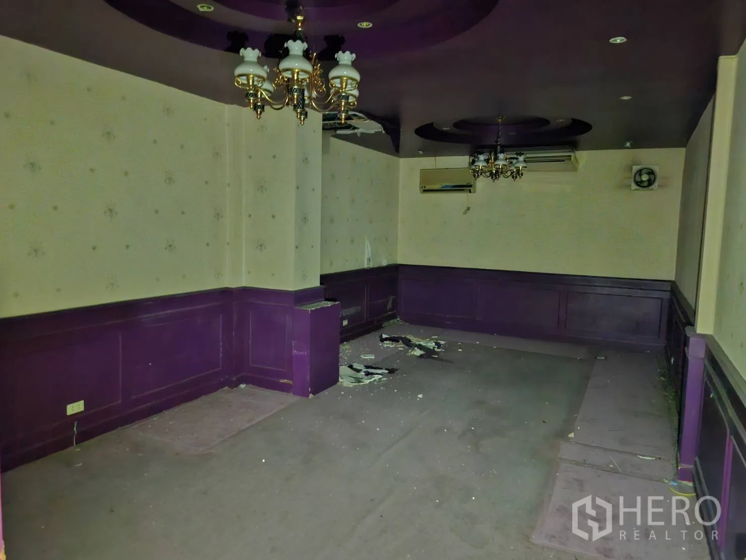 Shophouse for rent in Bang Rak, Bangkok - Large open-plan upper floor with multiple columns, coffered ceiling and carpet.