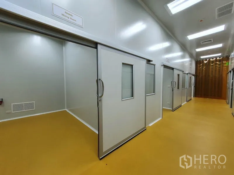 工厂 出售在Lam Luk Ka, Pathum Thani - 另一视角的洁净区走廊，尽头有透明软帘。