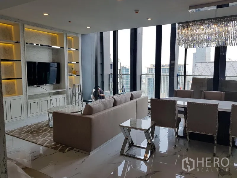 公寓 出租在Pathum Wan, Bangkok - 客餐一体空间，沙发与大窗，临近阳台式开口望城市