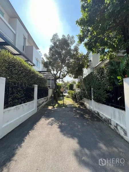 Detached House for rent or sale in Saphan Sung, Bangkok - Quiet tree-lined lane between houses inside the residential community.
