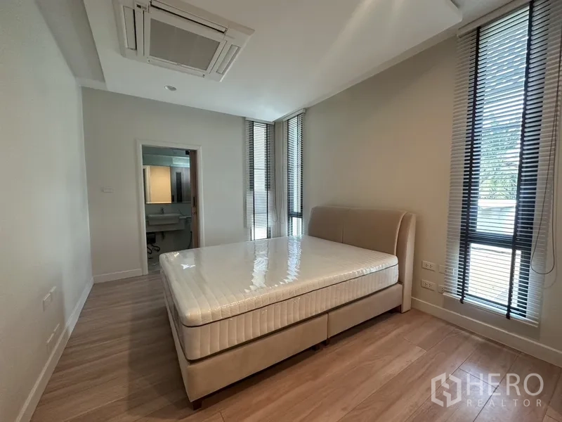 联排别墅 出租在Watthana, Bangkok - 转角卧室，大窗与套内卫生间入口