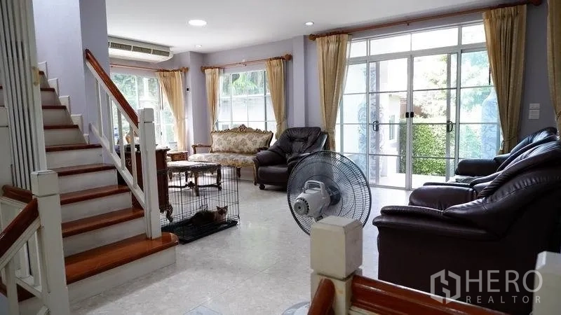独立式住宅 出租在Prawet, Bangkok - 前院铺砖，有顶车棚与拱形入户门廊。