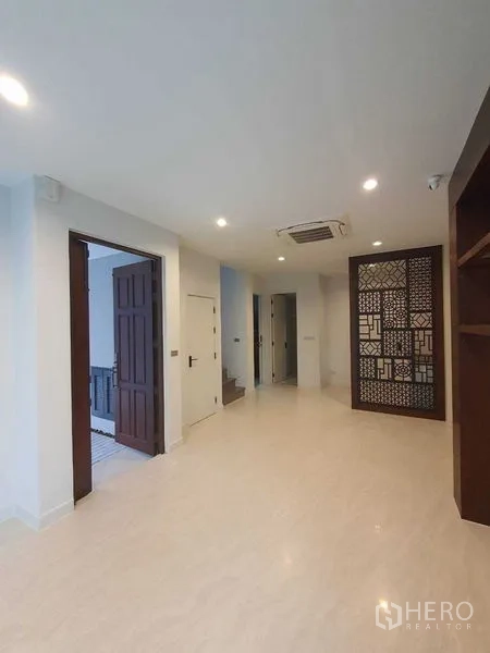 บ้าน ขายในPrawet, Bangkok - โถงบ้านมีฉากลวดลาย บันได และไฟดาวน์ไลท์