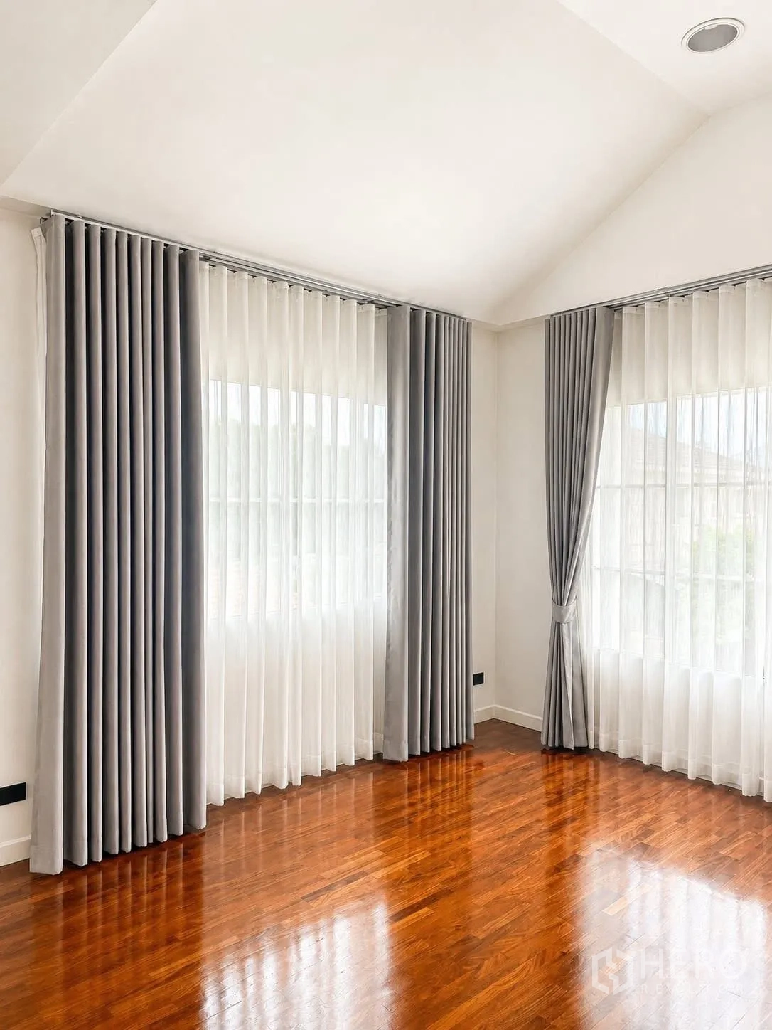 独栋房屋 for rent in Prawet, Bangkok - 采光充足的空房，转角双窗配纱帘与遮光帘，木地板。